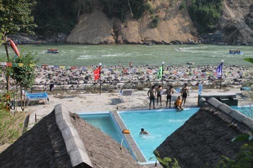 भोटेकोसीका होटल तथा रिसोर्ट लयमा फर्किदै